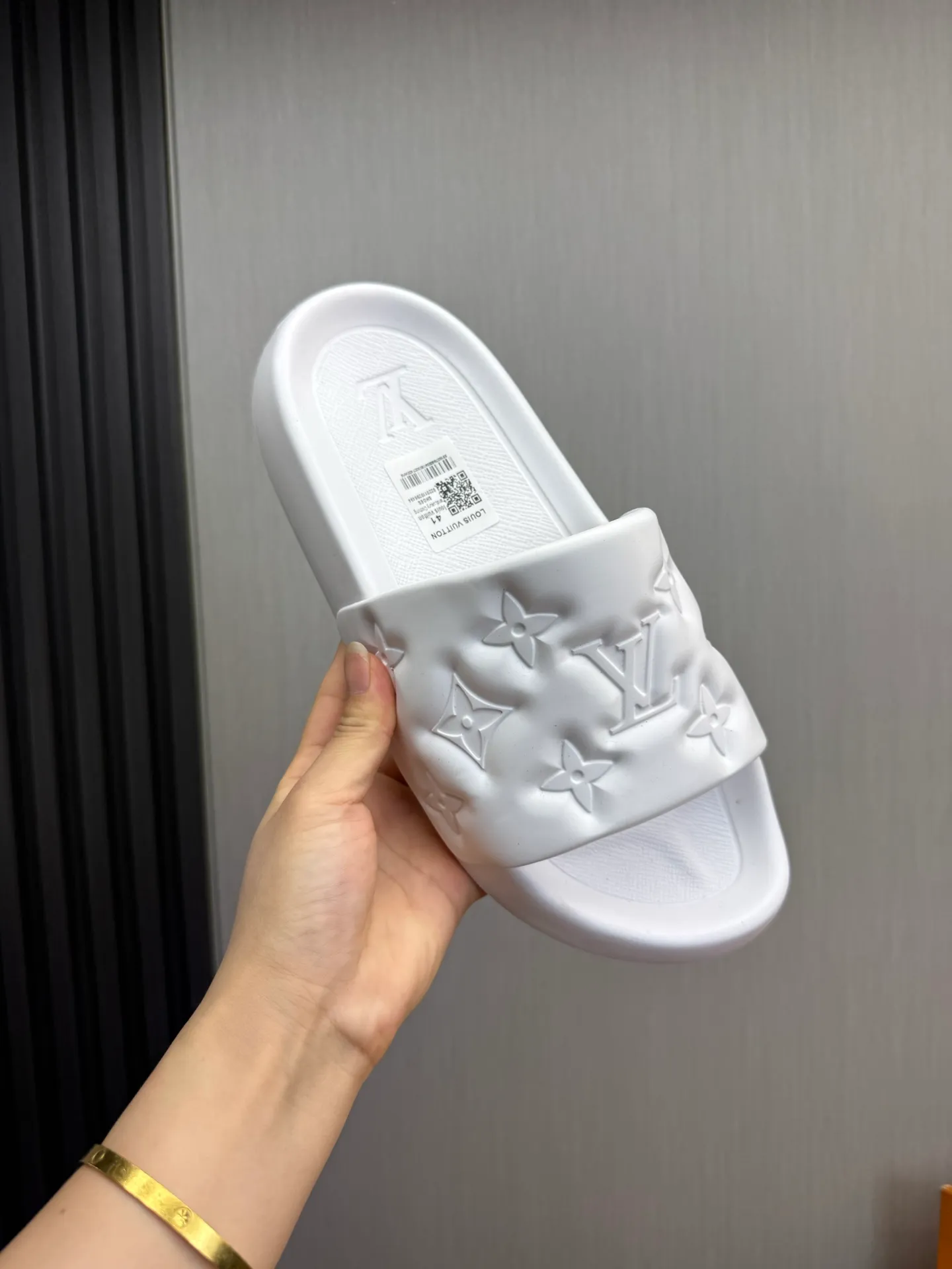 Men's shoes 💰260💰 ▪️LV's popular Little Red Book popular slippers hot sale: 1 shipment✅ Super textured and comfortable slippers, original TPU outsole. Authentic counter box drawer box packaging 🎁Size 38-45